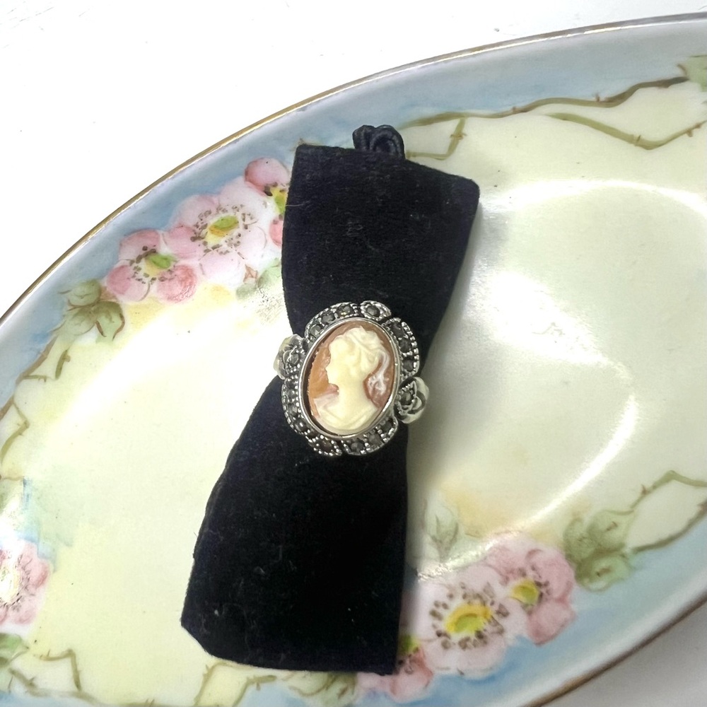 Antique Cameo Ring with Marcasite 1970s 18kg